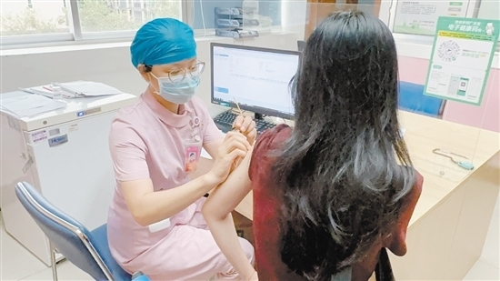 護(hù)士在給市民打HPV疫苗。