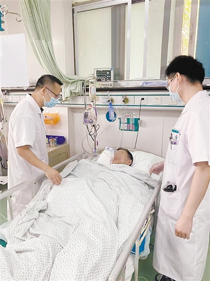 醫(yī)生在查看患者病情。
