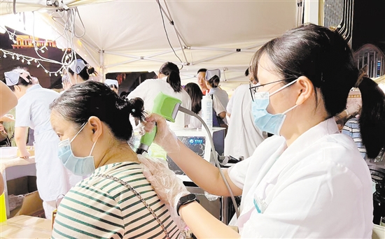 醫(yī)護(hù)人員變身“夜市攤主”，免費(fèi)為群眾提供中醫(yī)藥診療服務(wù)。