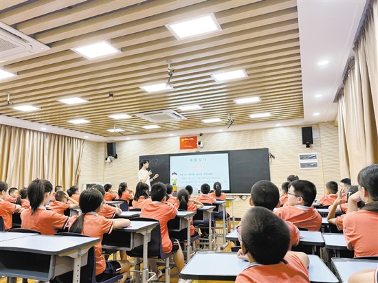 中醫(yī)藥專家走進(jìn)學(xué)校進(jìn)行中醫(yī)藥文化科普。