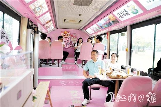 運動員和教練員乘坐“三點三下午茶”公交江海專線，感受江海魅力。