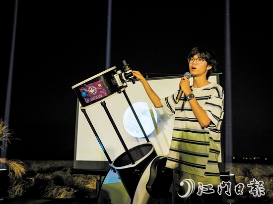 五邑大學(xué)學(xué)生帶來天文望遠(yuǎn)鏡，和當(dāng)?shù)卮迕褚黄鹩^星望月。