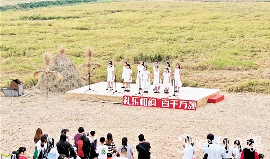 本土表演隊(duì)自主編排節(jié)目，以實(shí)際行動(dòng)為鄉(xiāng)村文旅賦能。