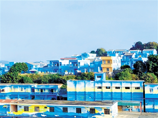 經(jīng)過改造后，鯤鵬村的舊房屋披上具有海洋元素的“外衣”（上圖），村容村貌明顯改善。