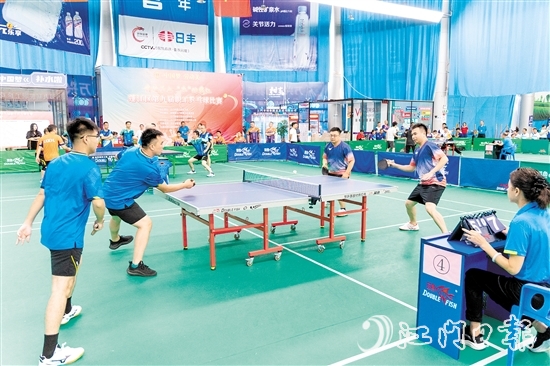 比賽現(xiàn)場(chǎng)，各隊(duì)伍競(jìng)爭(zhēng)激烈，參賽選手不時(shí)秀出精彩球技。