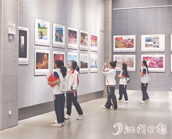五邑大學經濟管理學院學生們在觀展。