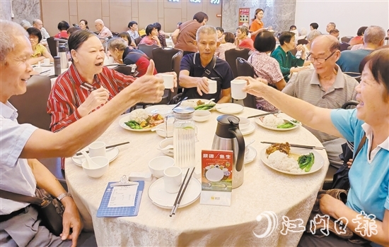 長者樂享舌尖上的幸福滋味。