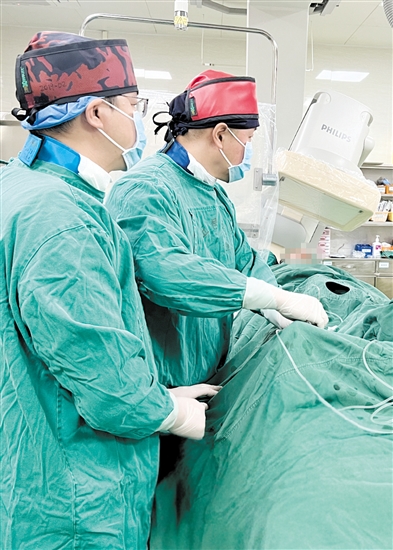 介入醫(yī)生穿著20公斤重的鉛衣為患者進(jìn)行手術(shù)。