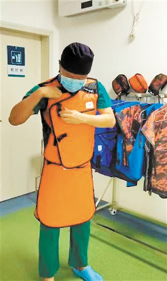 為了保護(hù)自己，每次進(jìn)行介入手術(shù)前，醫(yī)生必須“全副武裝”。