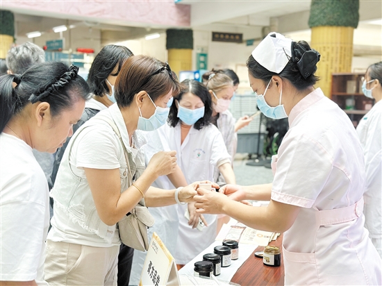 活動(dòng)現(xiàn)場，市民在品嘗膏方。