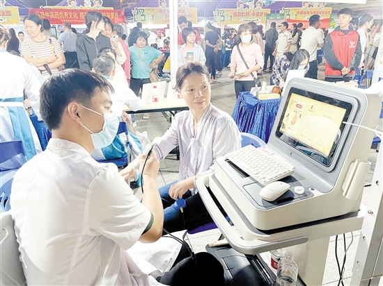 活動現(xiàn)場，市民在進行中醫(yī)人體經(jīng)絡(luò)檢測。