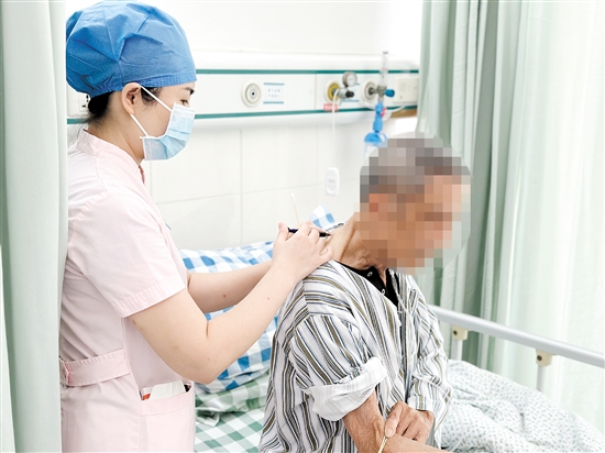 江門市五邑中醫(yī)院肺病科采用中西醫(yī)結(jié)合治療慢阻肺，圖為自體血穴位注射。