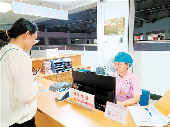 工作人員為來診市民進行分診。