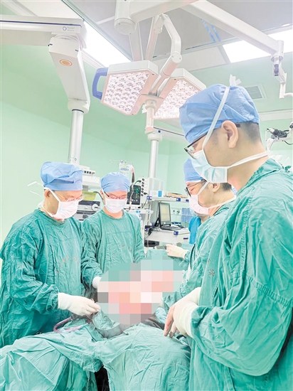 醫(yī)生團隊為百歲老人施行手術。