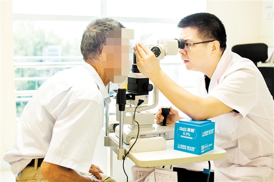 唐聰在為患者檢查眼睛。