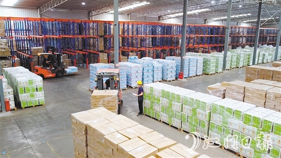在維生聯(lián)塑的倉(cāng)儲(chǔ)車間，運(yùn)貨叉車往來(lái)穿梭，工作人員忙著盤(pán)點(diǎn)準(zhǔn)備運(yùn)往全國(guó)各地的產(chǎn)品。