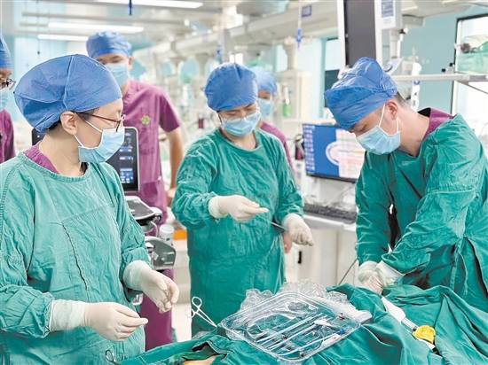 ICU團隊為患者上ECMO（人工膜肺）。