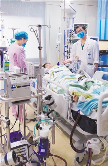 人工膜肺運轉(zhuǎn)期間，患者逐漸清醒，并為醫(yī)護人員點贊。