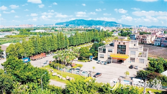 近年來(lái)，英南村以黨建引領(lǐng)綠美鄉(xiāng)村建設(shè)，大大提升了宜居宜業(yè)水平。圖為英南村黨群服務(wù)中心。