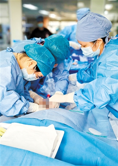 ECMO團(tuán)隊(duì)為患者進(jìn)行緊急置管。