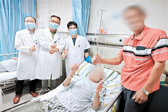 患者及家屬為醫(yī)護人員點贊。