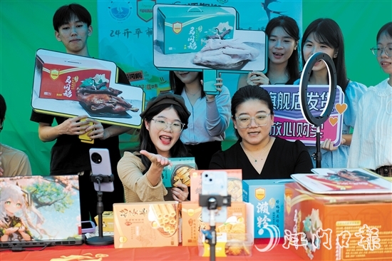 廣州航海學(xué)院農(nóng)播樂(lè)翻天隊(duì)在現(xiàn)場(chǎng)賣(mài)力帶貨，推介“開(kāi)平優(yōu)品”。