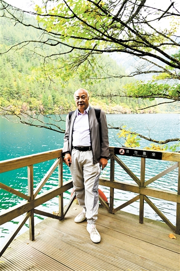 今年10月，袁老師在四川九寨溝游玩。