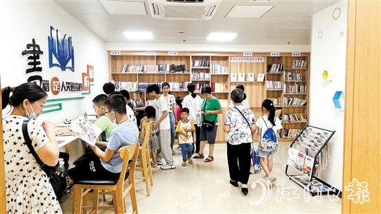 江南街道江翠社區(qū)黨群服務(wù)中心圖書角，一到周末讀者便絡(luò)繹不絕。