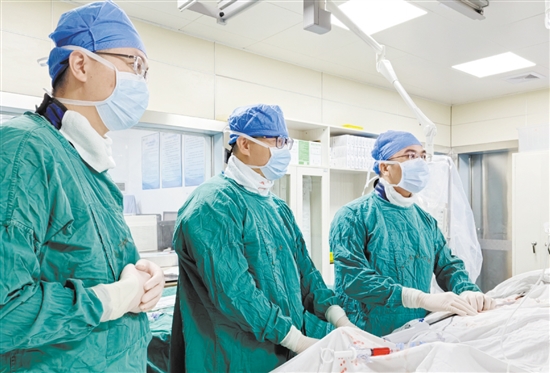 心血管內(nèi)科團隊為患者實施高難度的ECMO輔助TAVR手術(shù)。