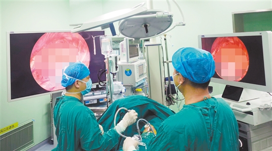 如果肺結(jié)節(jié)有惡性征象或持續(xù)增大，手術(shù)切除結(jié)節(jié)活檢是首選治療方法。