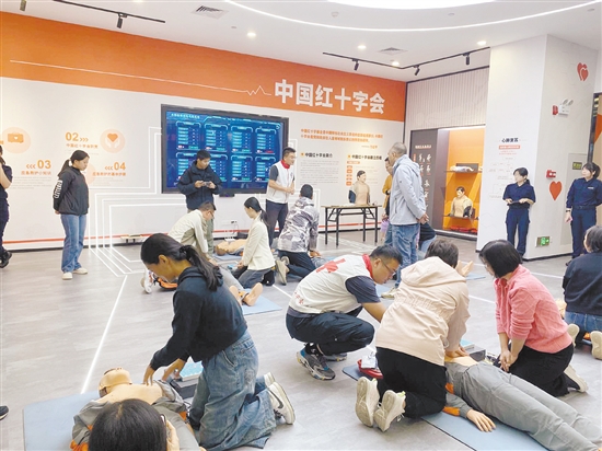 移交AED后，江海區(qū)紅十字會還開展培訓(xùn)，提升相關(guān)人員的應(yīng)急救護能力。