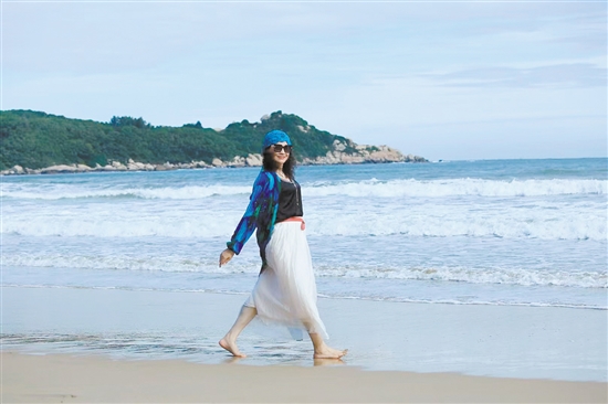 馮碧珍在汕頭南澳島旅游。