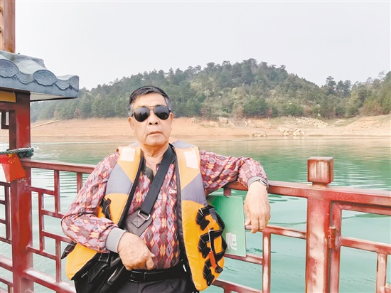 何華晃在外旅游，投身大自然的懷抱。