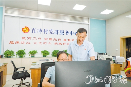 郭衛(wèi)強(qiáng)把在直沖村的奮斗歷程比作馬拉松賽。這是郭衛(wèi)強(qiáng)（右一）參加江門馬拉松賽，途經(jīng)江海城市宣傳畫。范慧敏