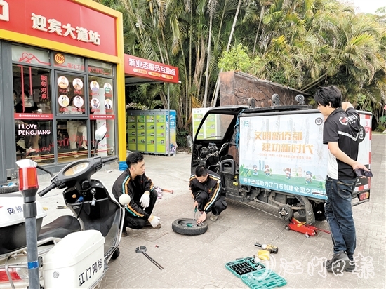 騎手小哥在新業(yè)態(tài)服務(wù)互助點(diǎn)就能完成電動(dòng)車(chē)檢修。