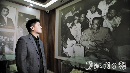 陳浩寧通過圖片了解陳垣先生的生平事跡、卓越成就。