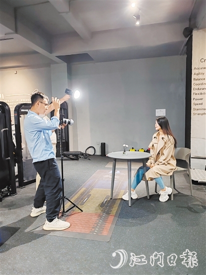 短視頻以其短小精悍、易于分享的特點(diǎn)，正成為快速吸引流量的“利器”。圖為商家在拍攝短視頻。