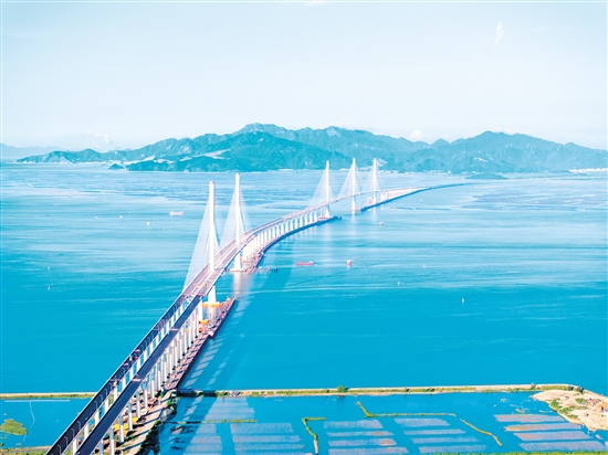 鳥(niǎo)瞰視角下的高欄港大橋（近）和黃茅海大橋（遠(yuǎn)）。