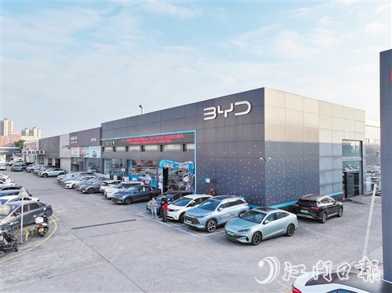 利生車城聚集了比亞迪、廣汽埃安等多個知名汽車品牌。