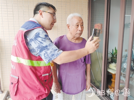 老年人在志愿者幫助下與親人視頻通話。