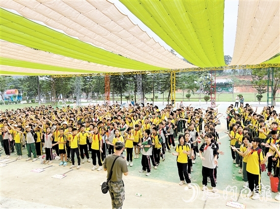 在大沙里·歡茶谷，教官在指導(dǎo)學(xué)生們訓(xùn)練。