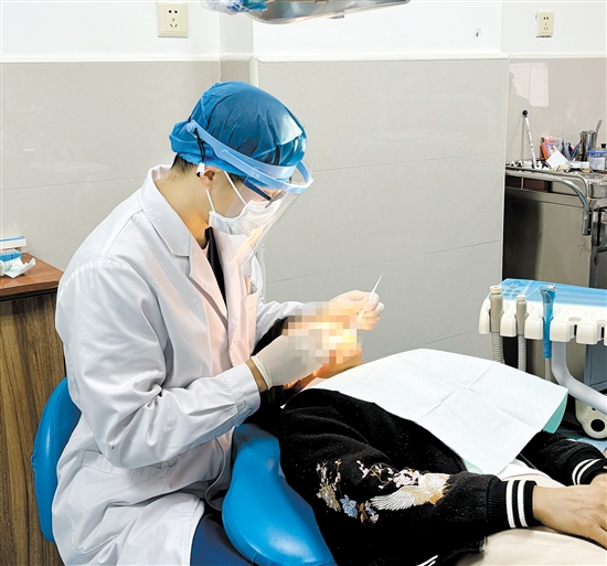 長了智齒應該到醫(yī)院進行檢查。