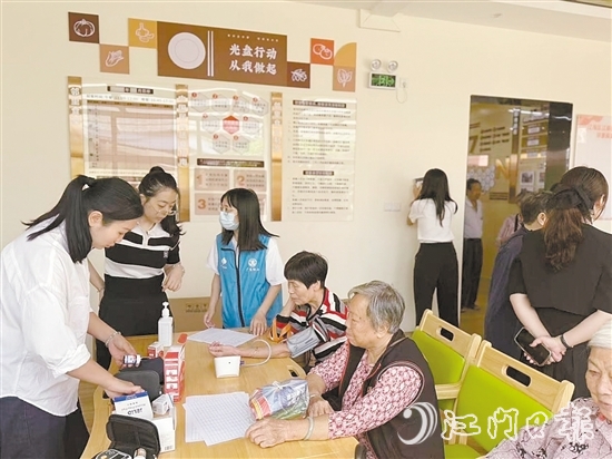 江南街道提供一站式養(yǎng)老服務(wù)，為老年人免費體檢。
