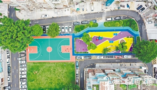 改造后的麗苑社區(qū)環(huán)境更好了，居民健身、娛樂有了更多“選項(xiàng)”。