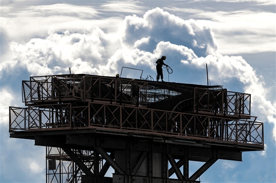 建設(shè)者在云海之下用雙手筑建“海上長龍”。