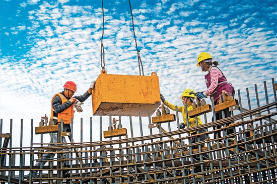 建設(shè)者們齊心協(xié)力，奮力沖刺建設(shè)關(guān)鍵節(jié)點(diǎn)。