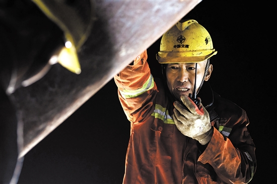 建設(shè)者日以繼夜奮戰(zhàn)在施工現(xiàn)場。