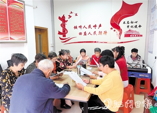 文昌沙社區(qū)居民在黨群服務中心開展“唱響鄰里好聲音”紅歌獻唱活動。