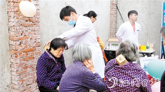 村民在中醫(yī)集市可以體驗(yàn)刮痧、艾灸、拔罐等中醫(yī)療法。