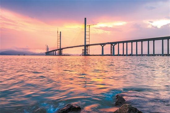 被落日晚霞染紅的黃茅?？绾Ｍǖ?。